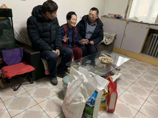 慰问西八家户社区贫困户 慰问西八家户社区贫困户