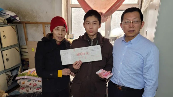 银穗财税集团向困难学生乔文博捐资助学5000元,以敬微薄之力! 银穗财税集团向困难学生乔文博捐资助学5000元,以敬微薄之力!