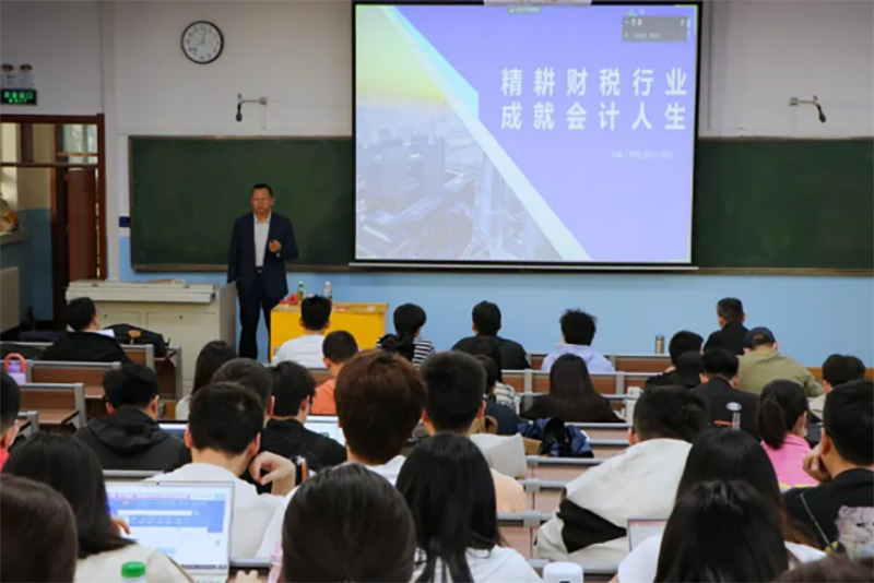 110.1 新疆大学商学院.jpg