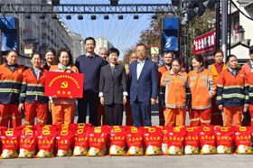 春风送暖润人心 劳动节致敬城市美容师