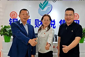 签约仪式环节：一位优秀财务总监加入共享财务总监项目